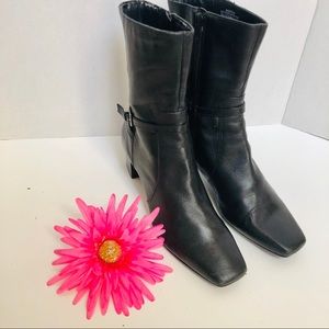 Jones New York booties with side zipper. 🌸